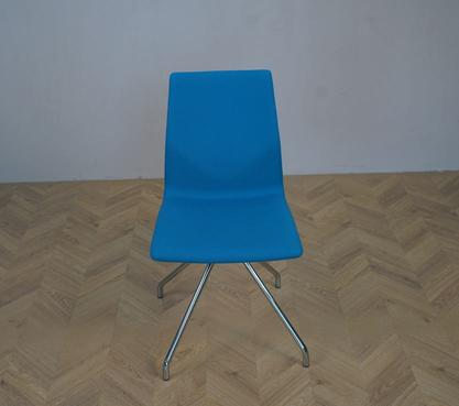 Frontbillede af Four Design FourOne konferencestol i blå/turkis med polstret sæde og ryg samt drejestel.